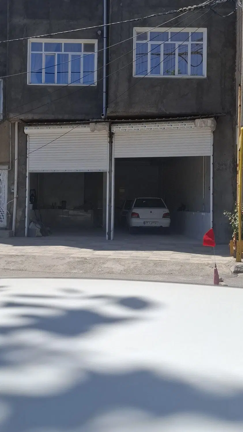 دو دهنه مغازه بر روی ۱۶ متری
