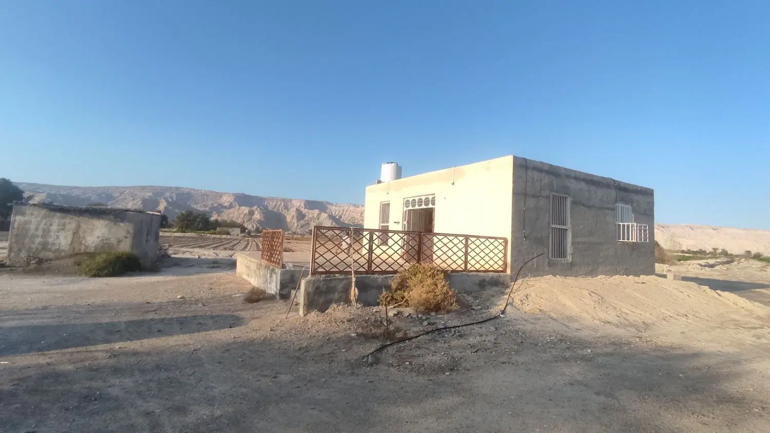 زمین بندرکنگ روستای گزیرباساختمان کامل.