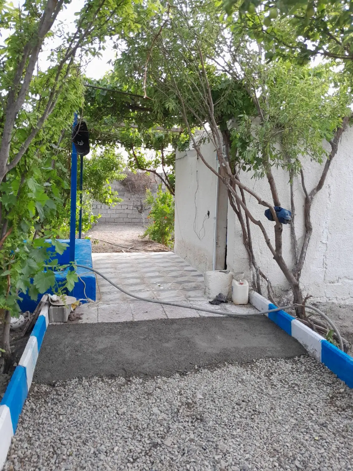 باغ۳۲۰ متری دررباط کریم روستای حصارمهتر چسب بافت