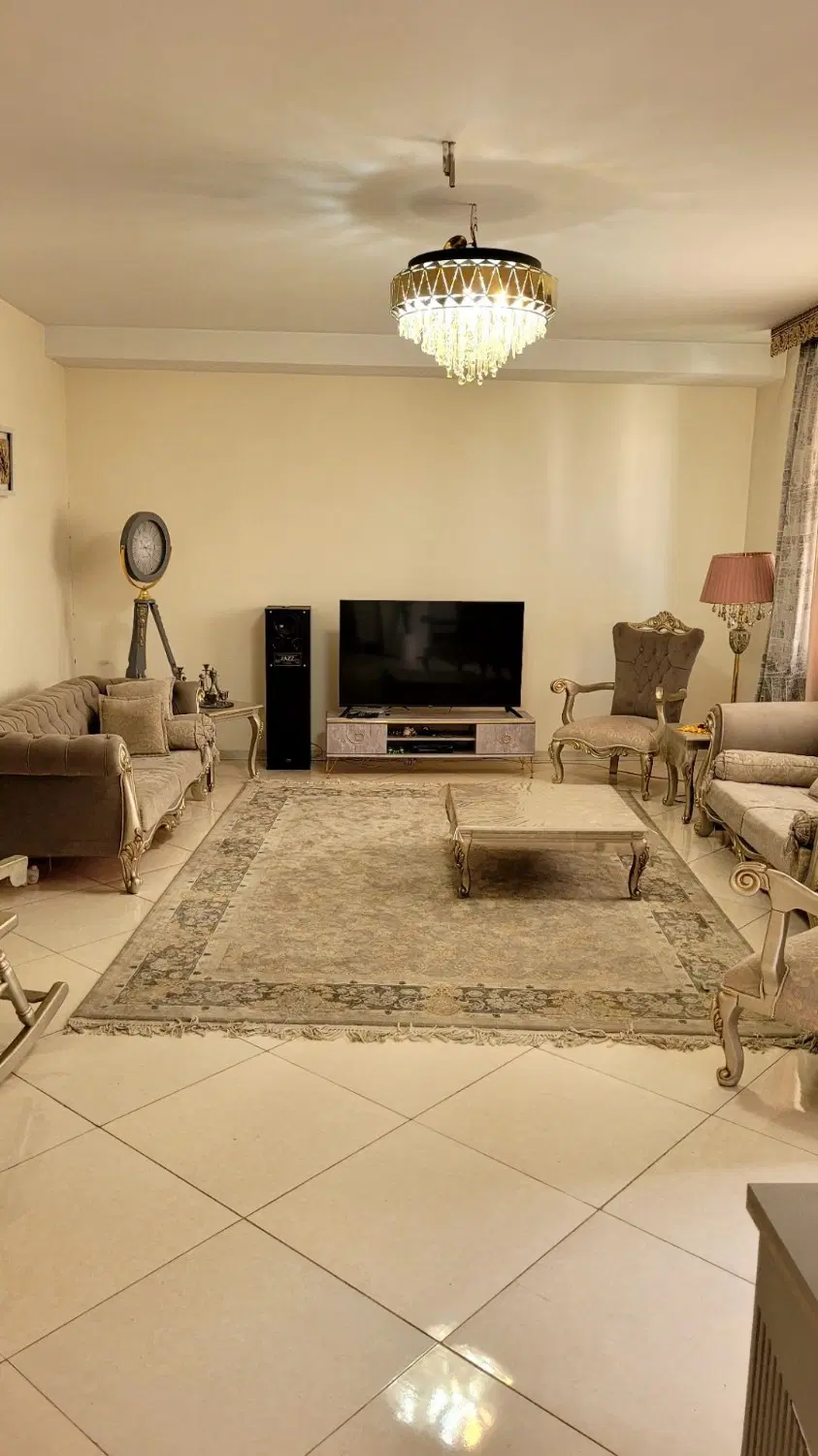 سند دار ۱۰۰ متری با پارکینگ