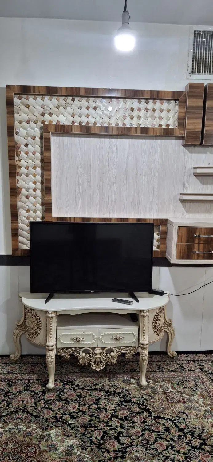 یک واحد خانه راه جدا با یک مغازه
