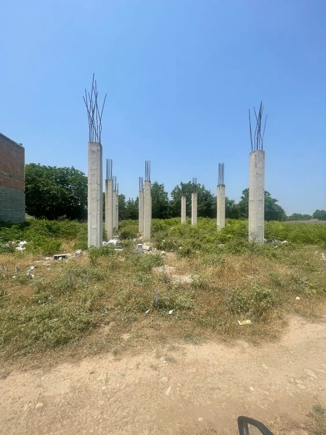 زمین به متراژ ۱۱۰متر سند دار دارای ستون بتونی