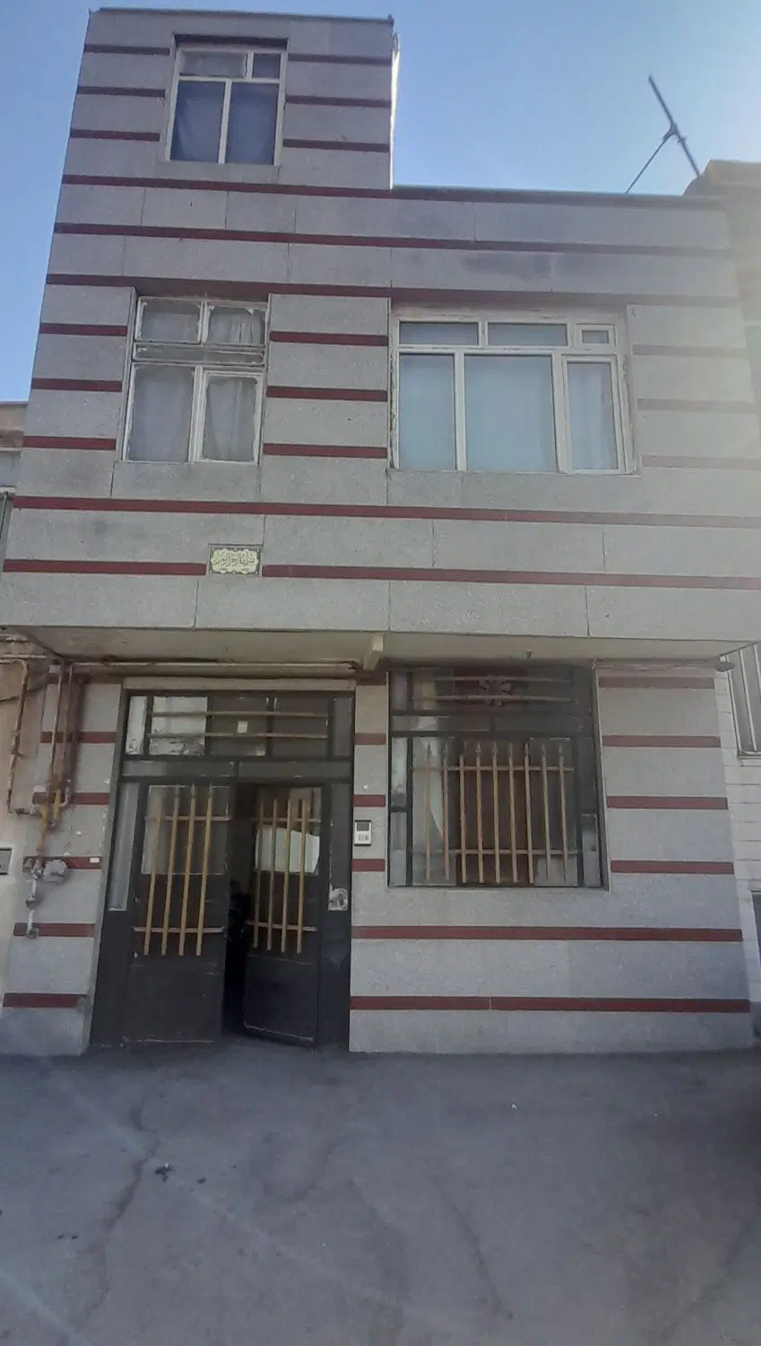 خانه دوطبقه نیم، رهن واجاره،