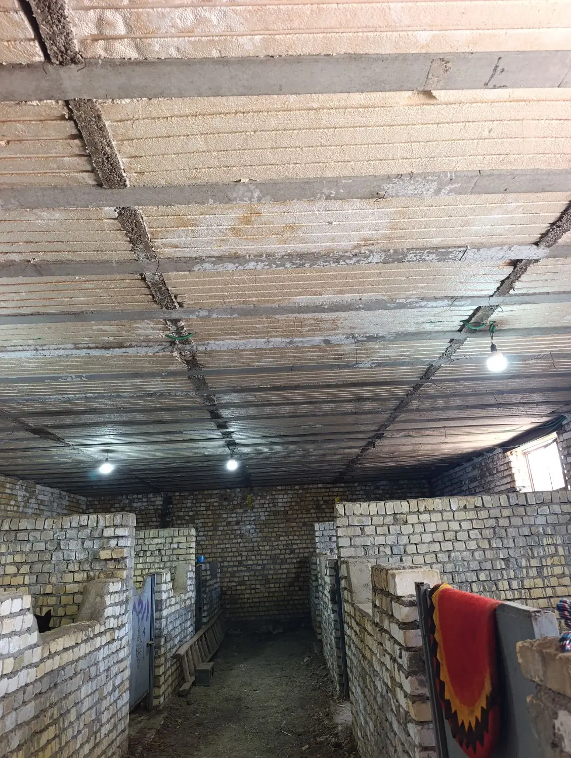 دامداری و خونه باغ واقع در مزرعه نو پشت خط آهن
