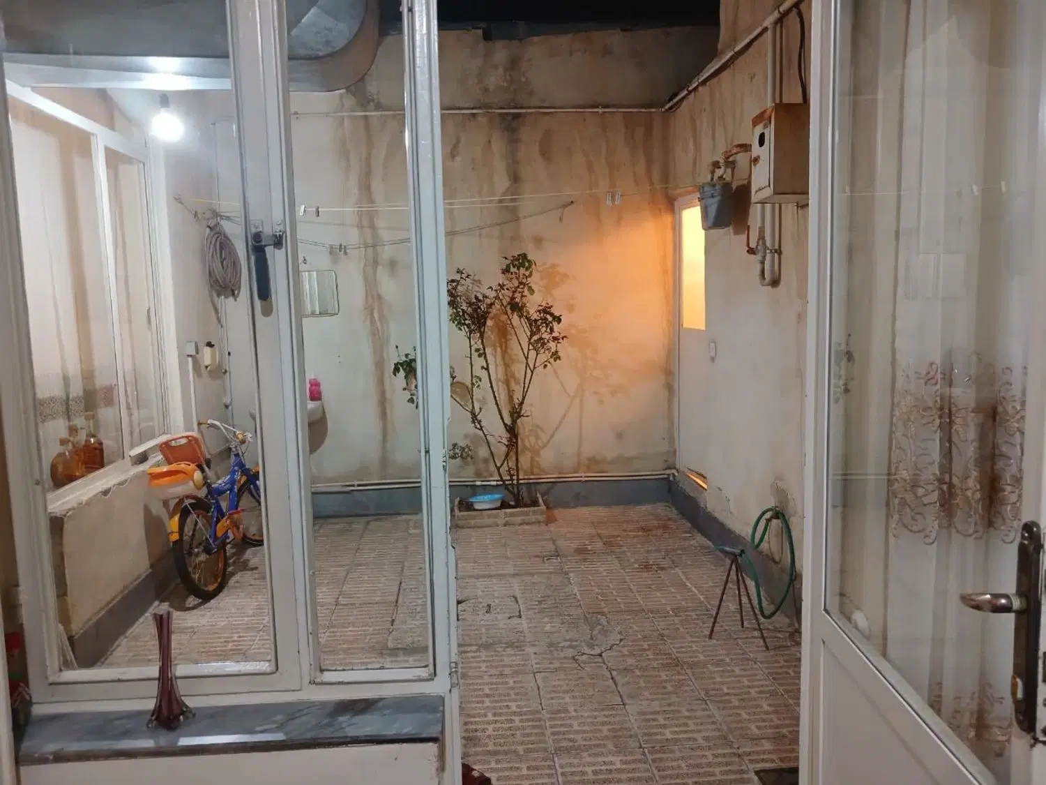 حیاط ۸۴ متری بهار