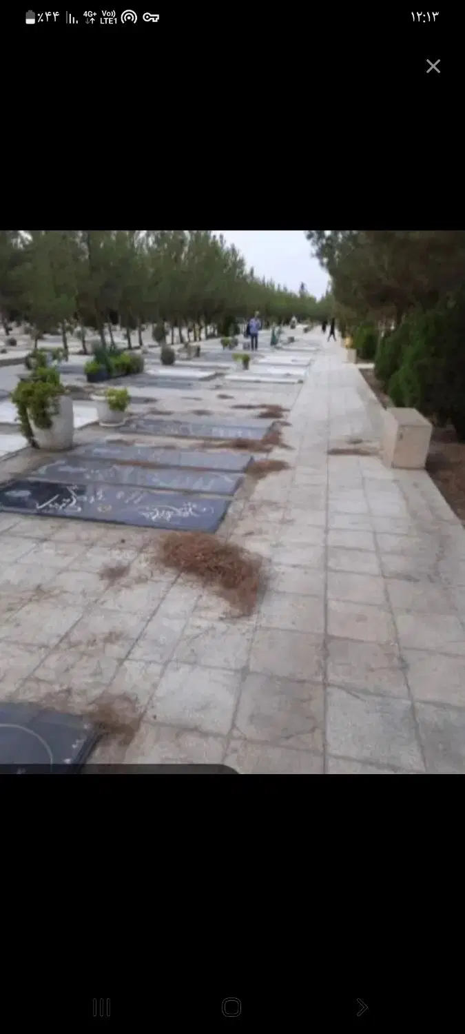 دوتا قبر کنار هم  در قطعه ۲۷.