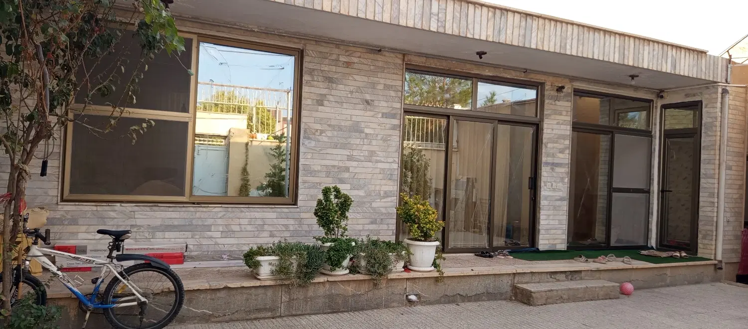 ویلایی ۲۸۱ متر، دارای تجاری، دلباز و پر نور