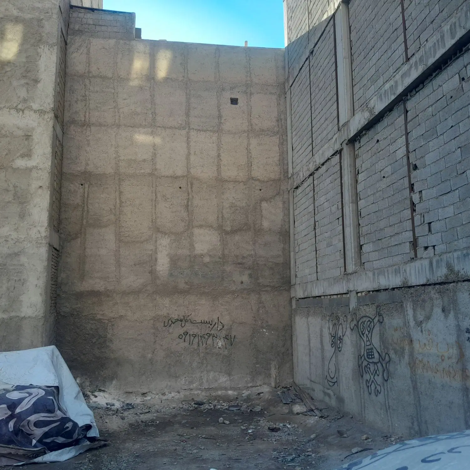 زمین ۷۰متری تمام بنا