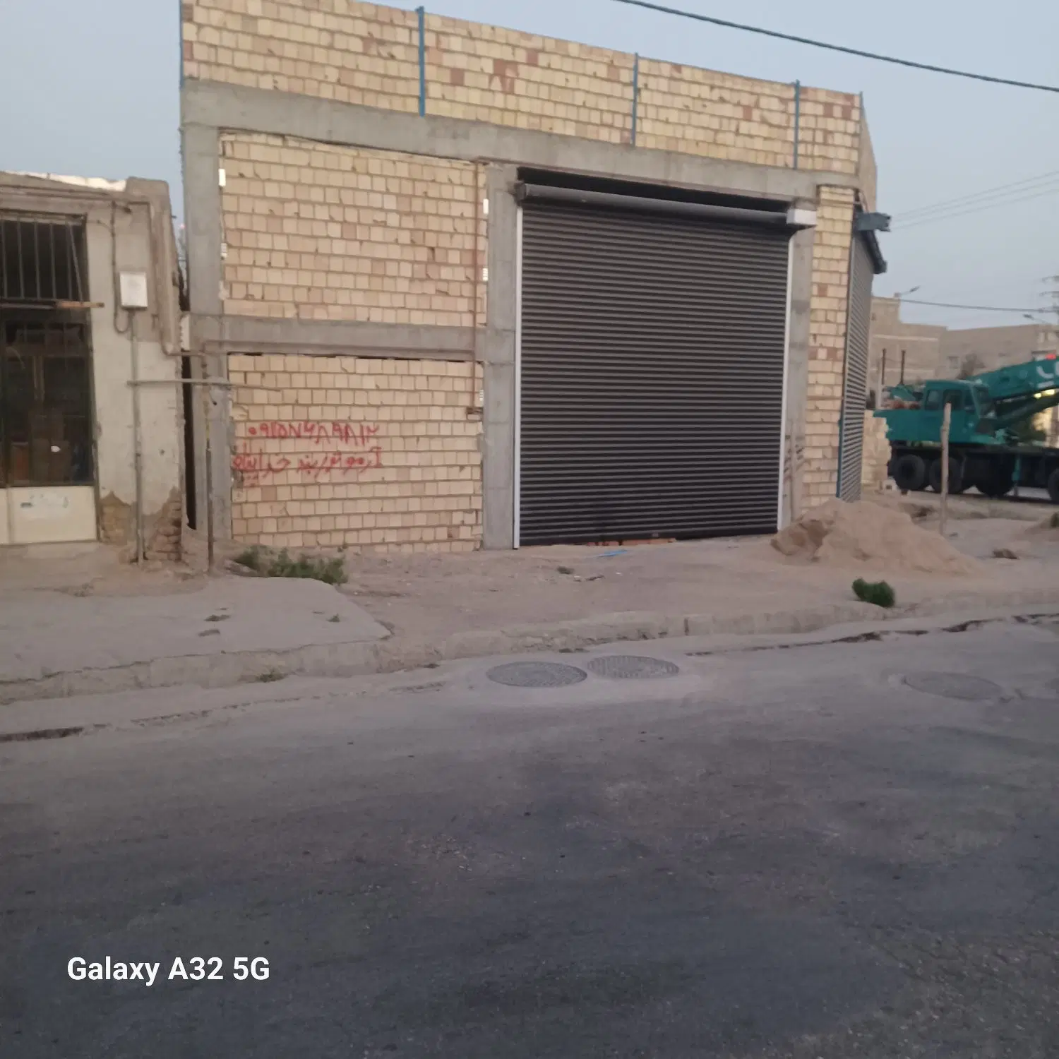 دو دهنه مقازه همراه یک کاراج ۸۰متری نبش باغ عزیز
