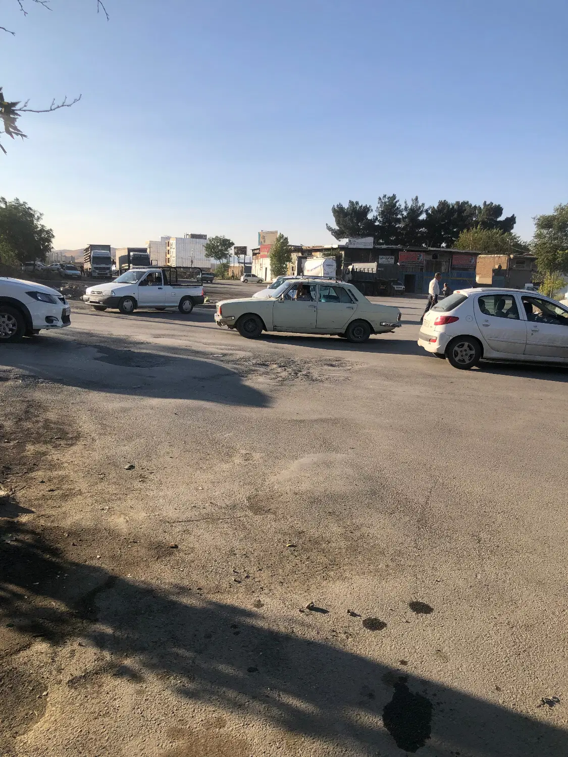 گاراژ در دیزل اباد با ۱۵ دهنه مغازه مساحت ۱۵۰۰ متر