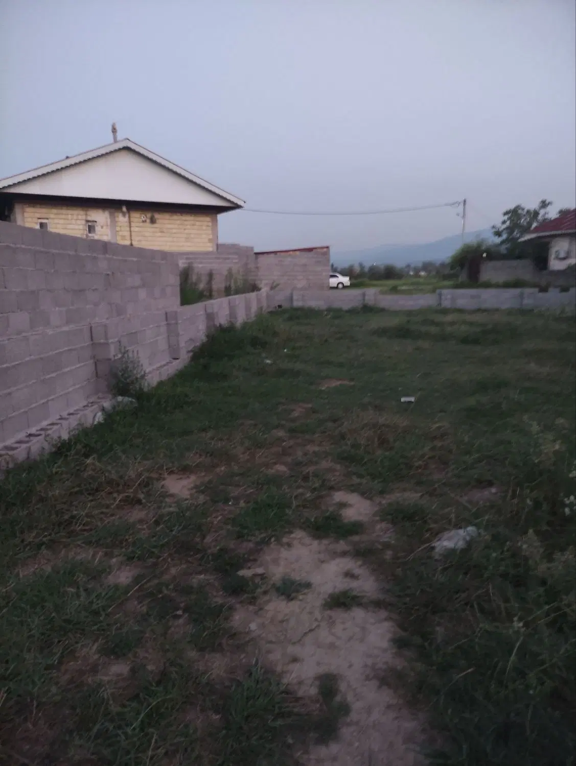 ۳۰۰ متر زمین دارای مجوز ساخت و محیط آرام