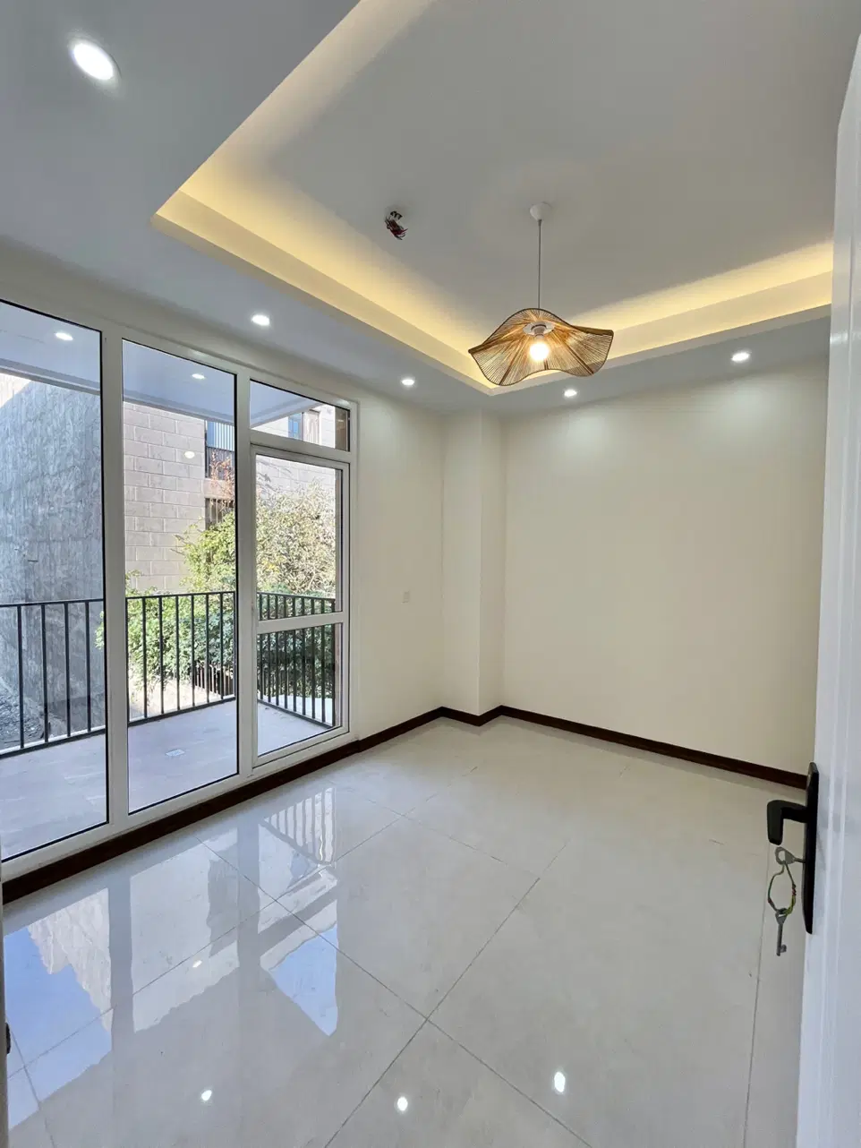 ۸۰متر آسانسور پارکینگ _ روبه نما خیابان