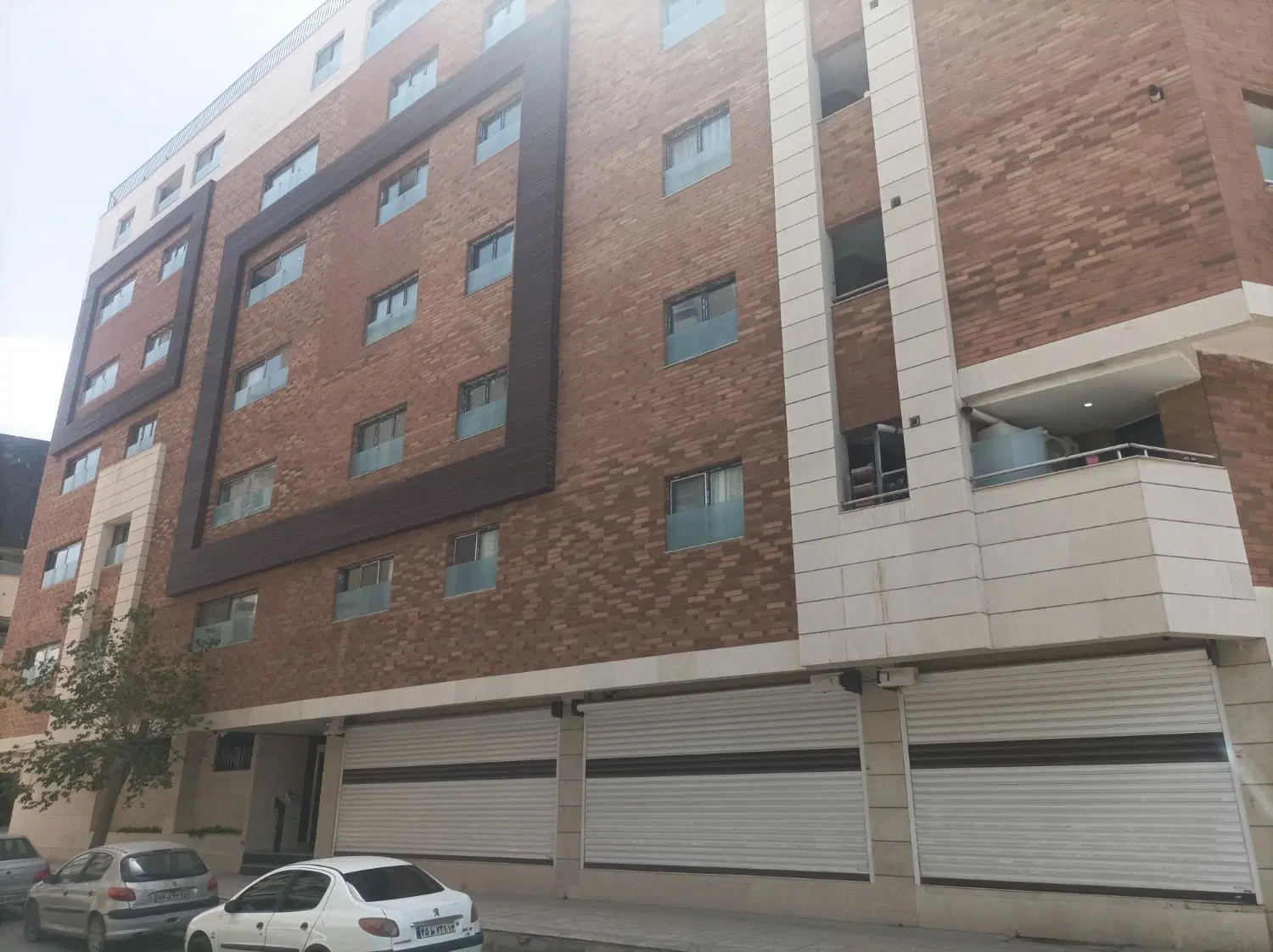 واحد145متری بر خیابون باهنر 4 نبش