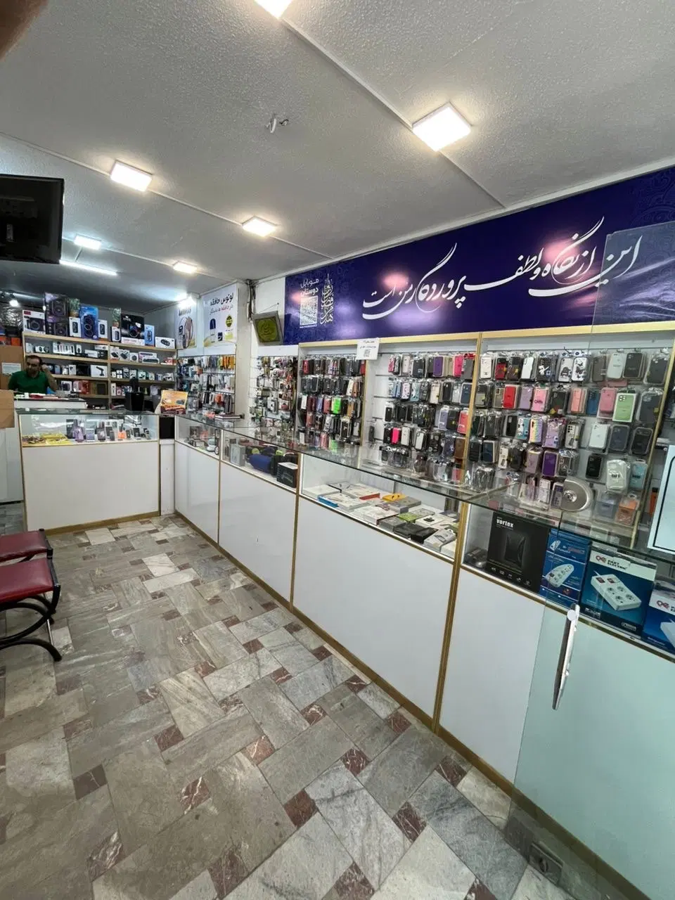 مغازه ۷۰متری بر خیابان لاله