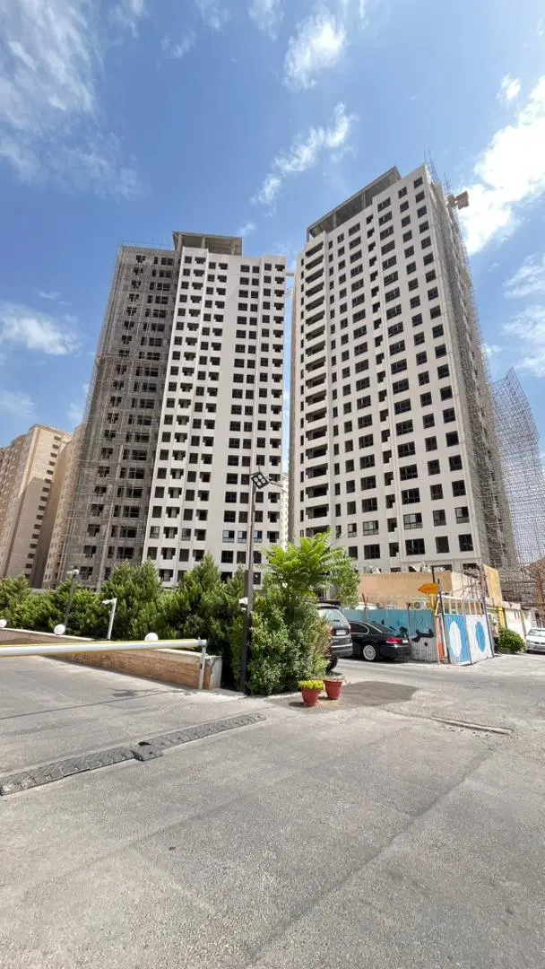 واحد 92 متری از برج دوقلوی شرکت نفت در طبقه 14