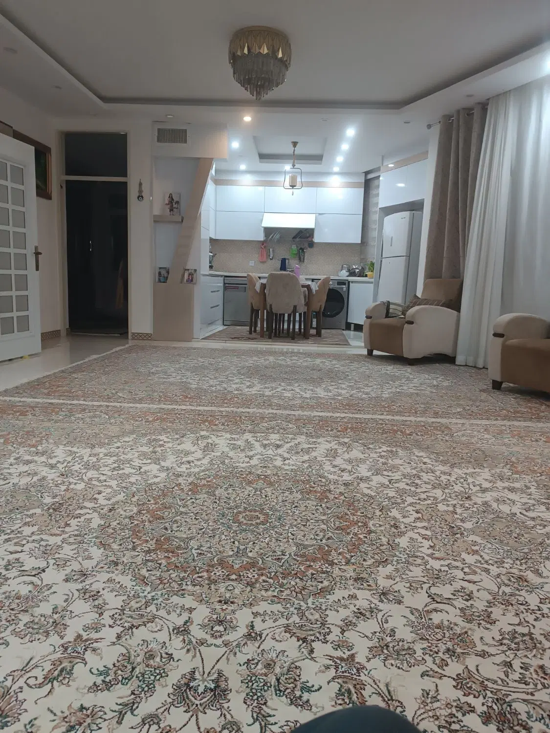 فروش یک طبقه مسکونی واقع در جام جم جنب اداره کار