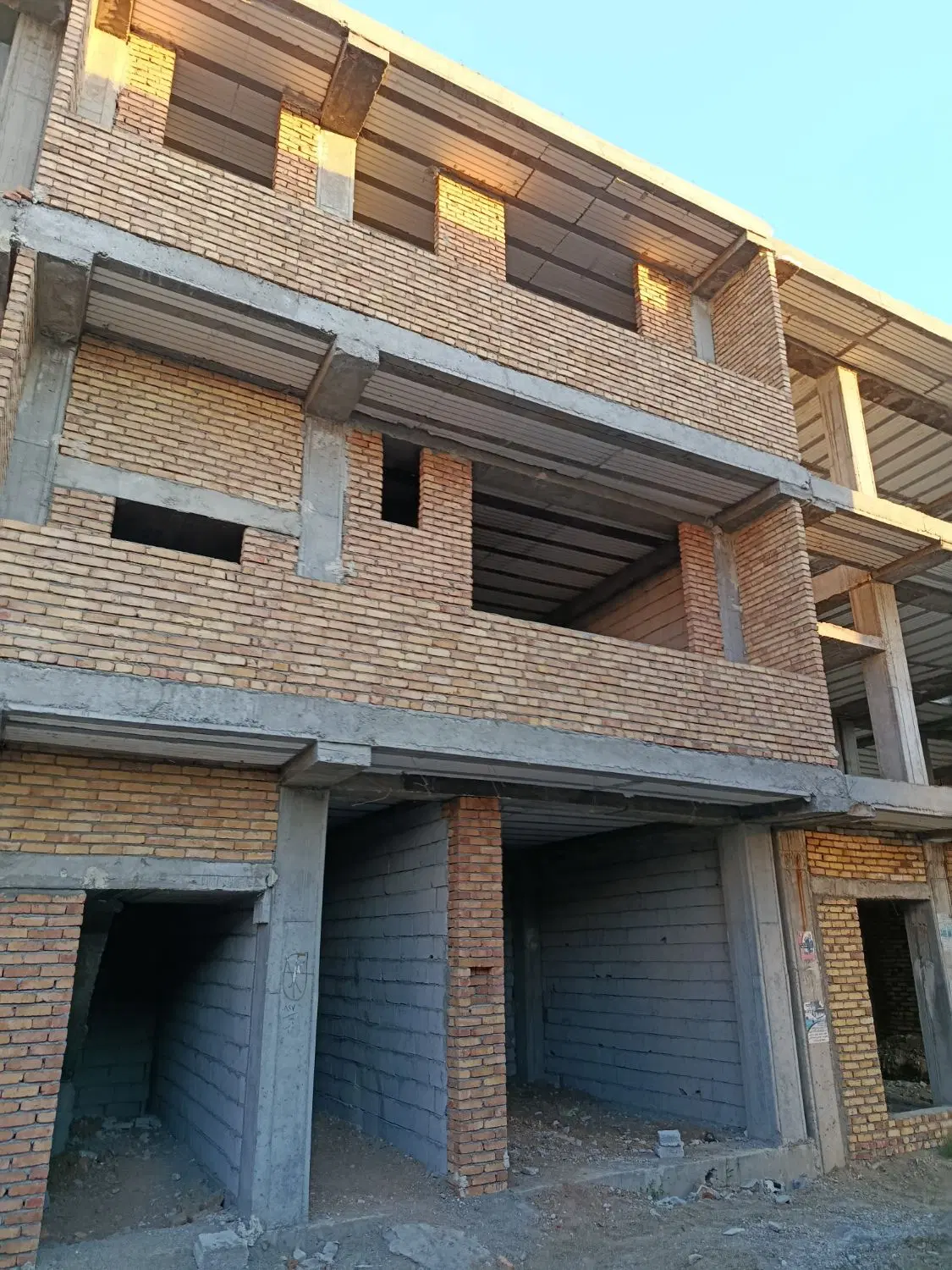 اسکلت نیمه کاره شبنم