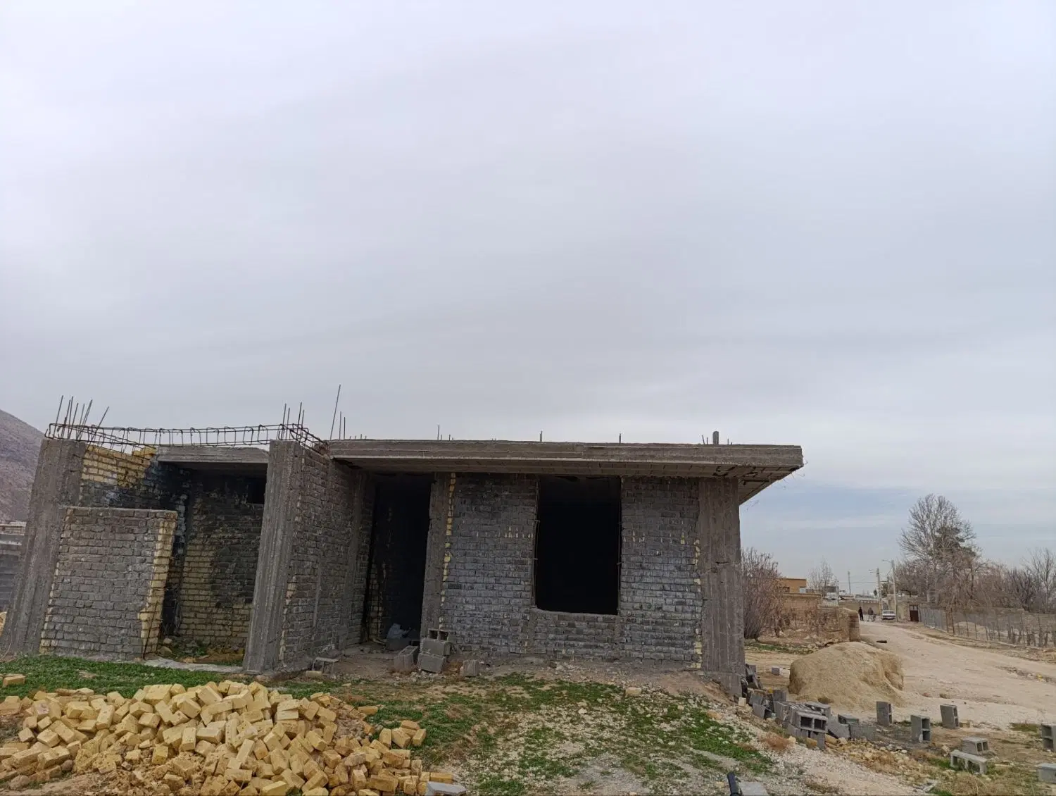 ساختمان نیمه کاره کوشک بیدک