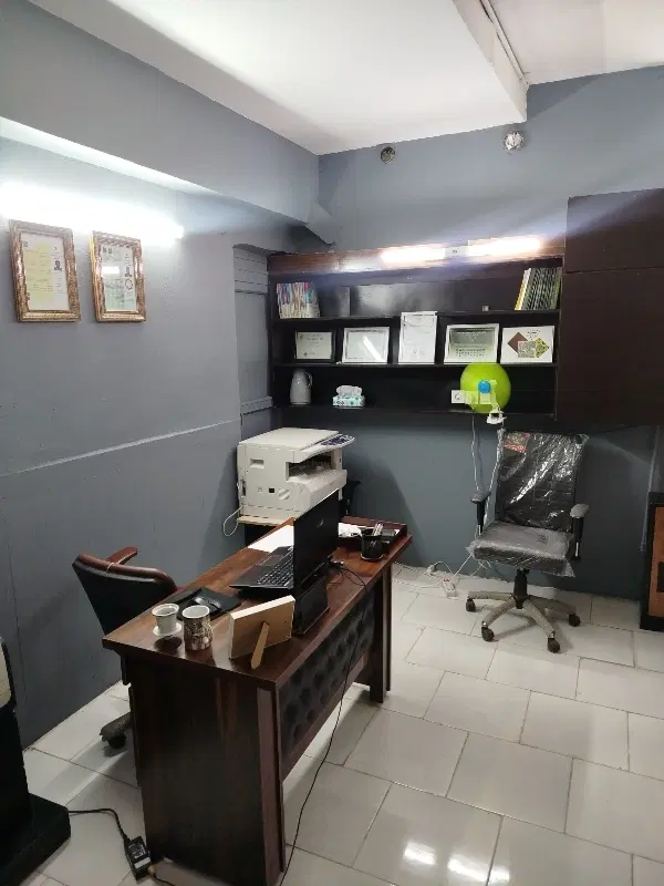 مغازه حاشیه خیابان اصلی