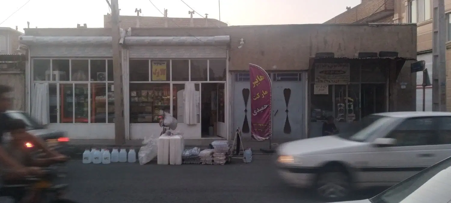 منزل مسکونی بر خیابان با ۴ مغازه دونبش