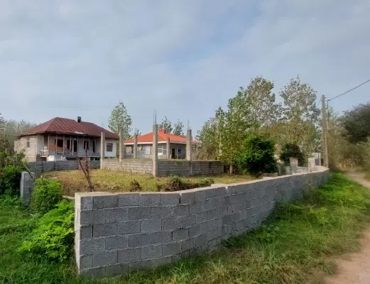 زمین با اسکلت خانه