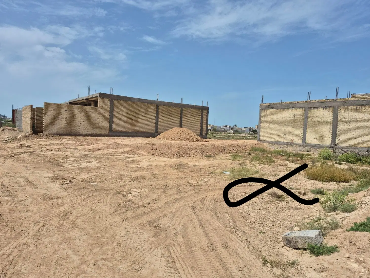 زمین پشت بند دره