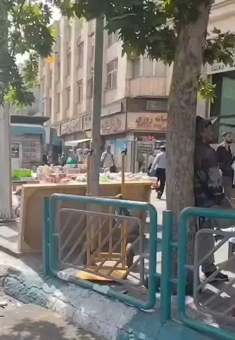 200 متر تجاری جنب ایستگاه مترو انقلاب