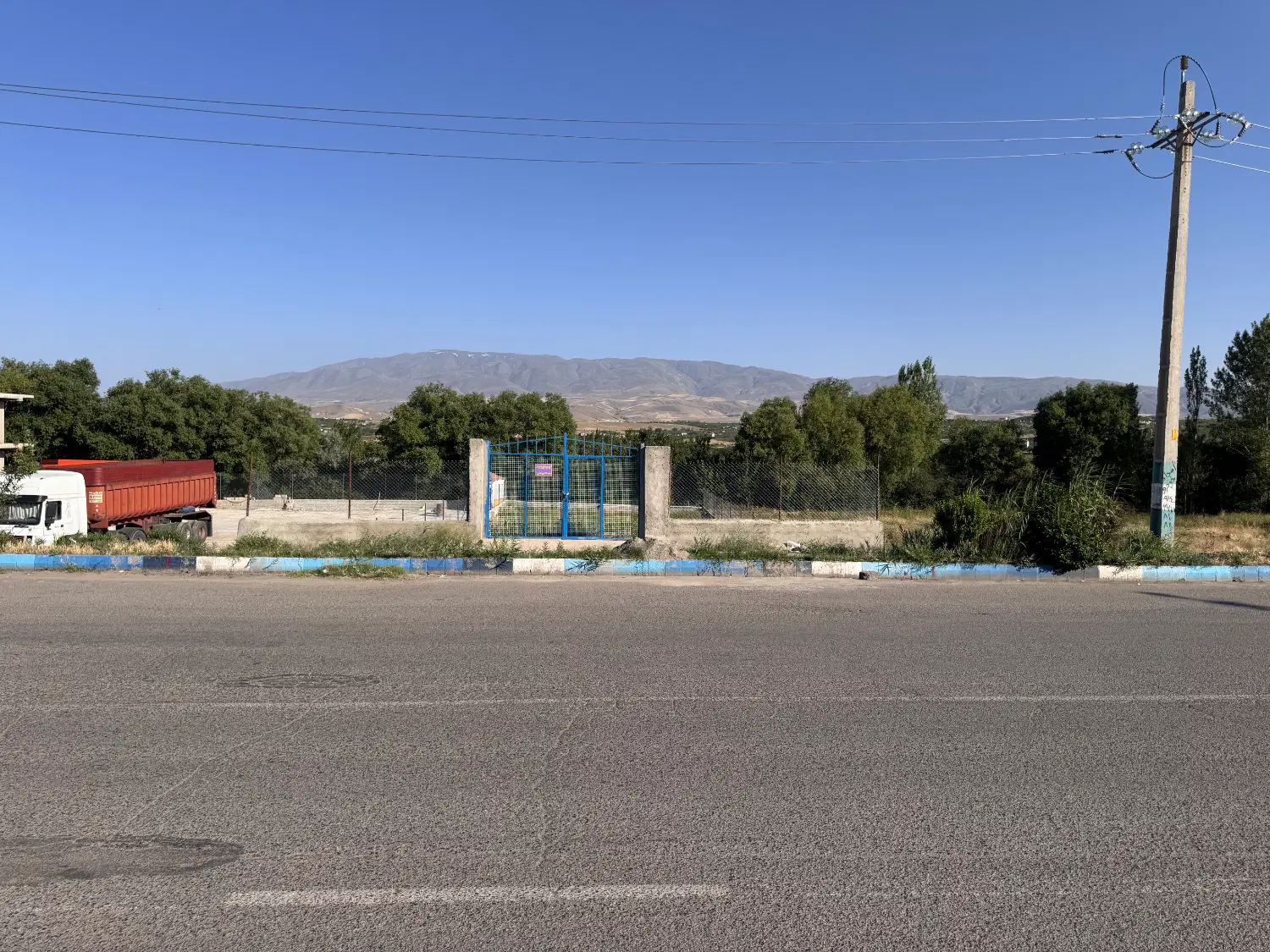 زمین۶۹۹متری،داخل محدوده شهر،برجاده اصلی،کیلومتر۲