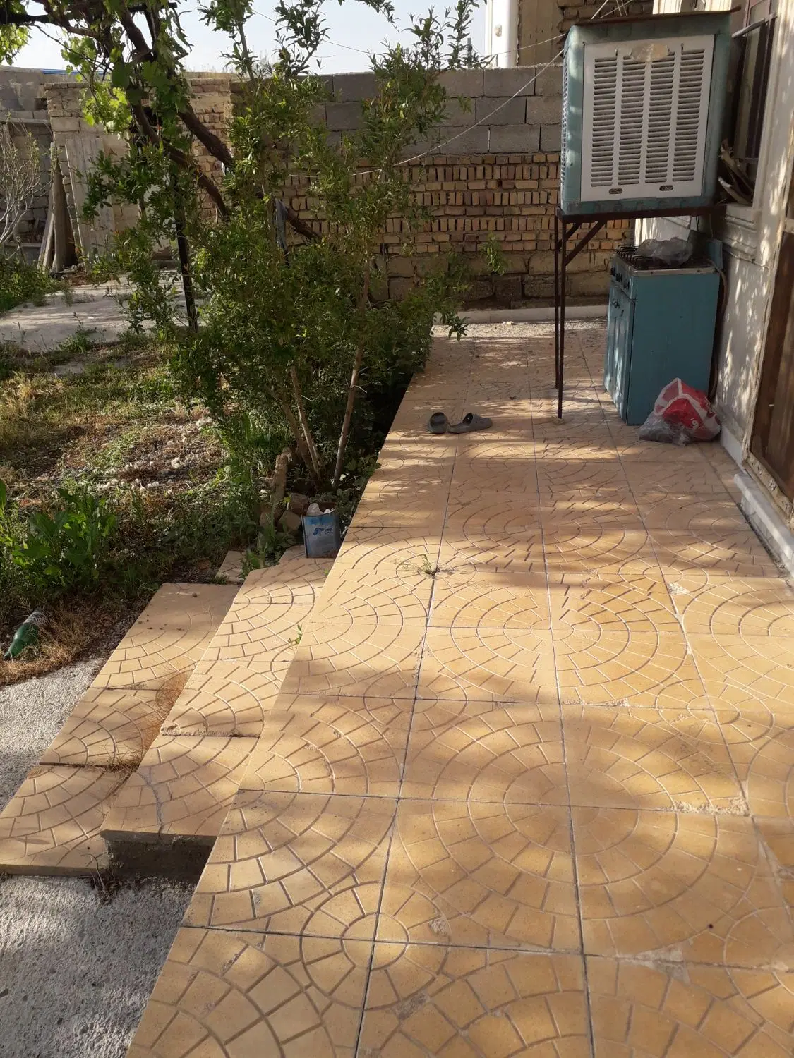 حیاط مسکونی بزرگ سندار