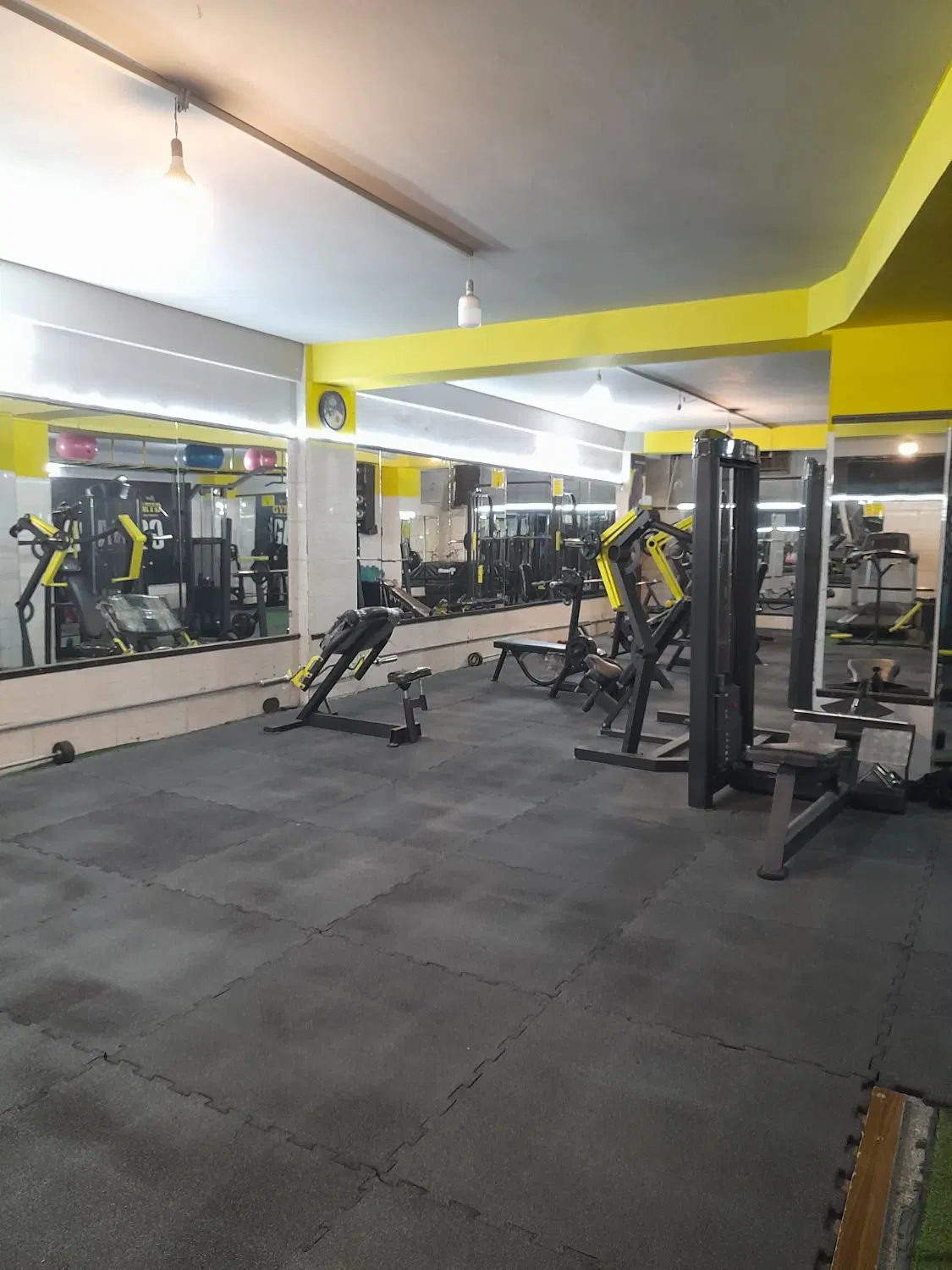 زیر زمین تجاری بر خیابان اصلی