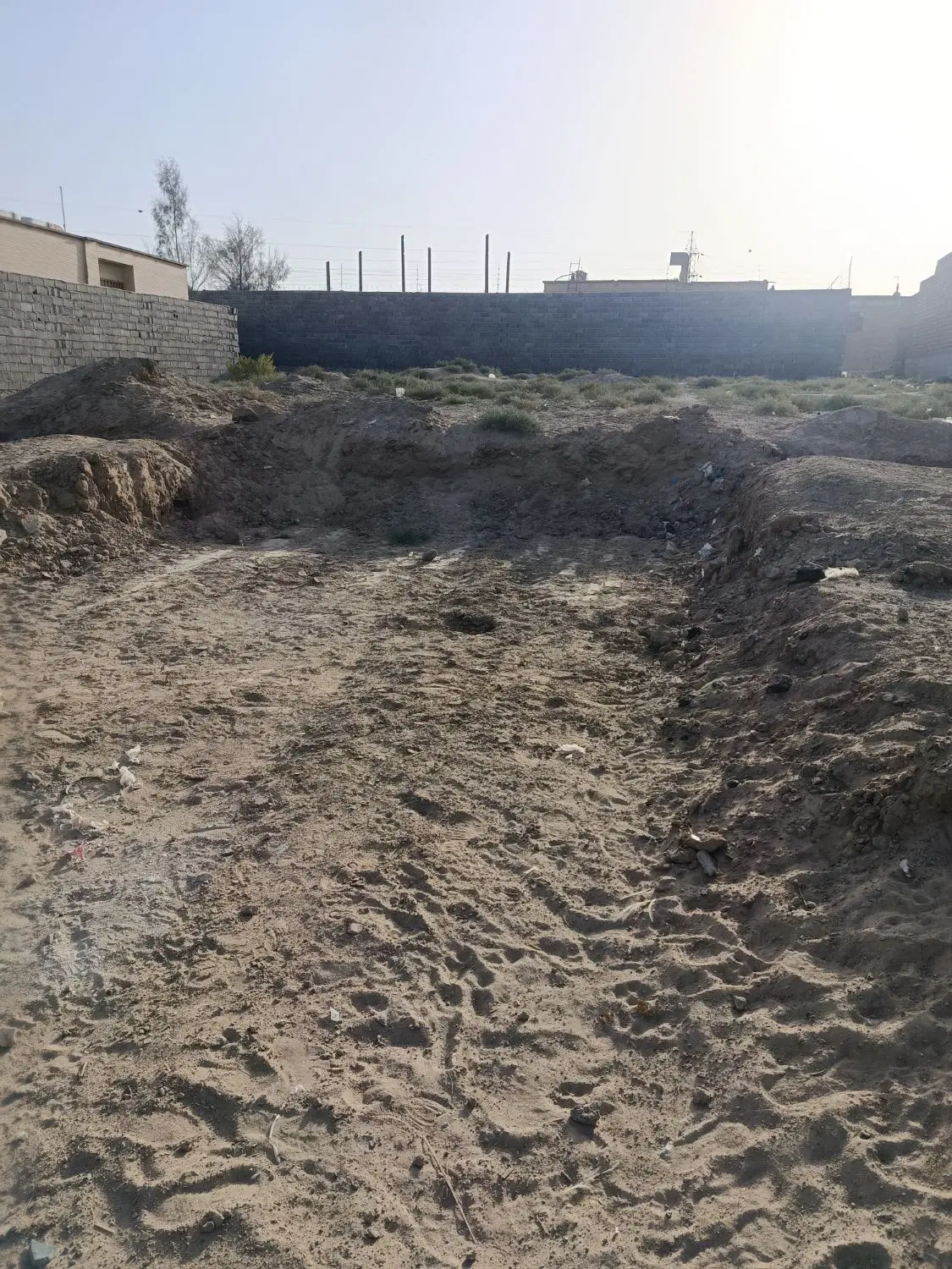 کامبوزیان کنار کتابخانه کامبوزیان