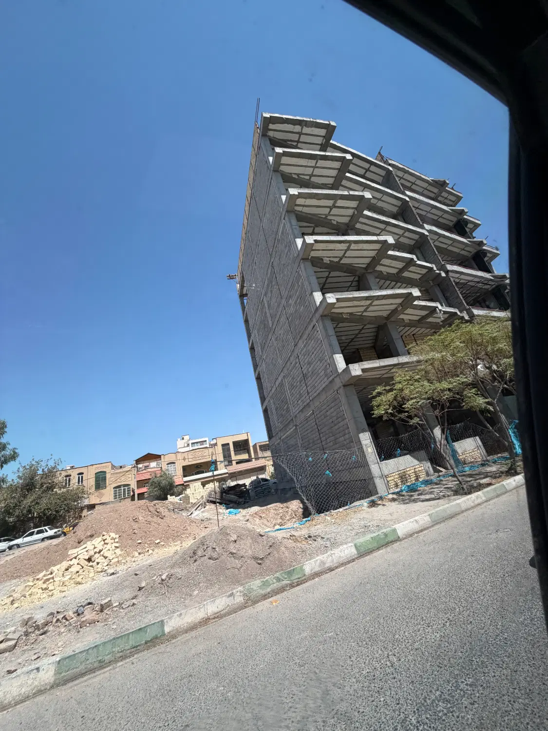 ۳ طبقه رو پیلوت اسکلت کامل با عدم خلاف به قیمت
