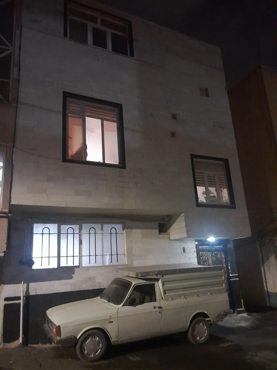 حیاط‌۲طبقه‌دونبش‌یک‌واحد۴۰متربهارخواب‌