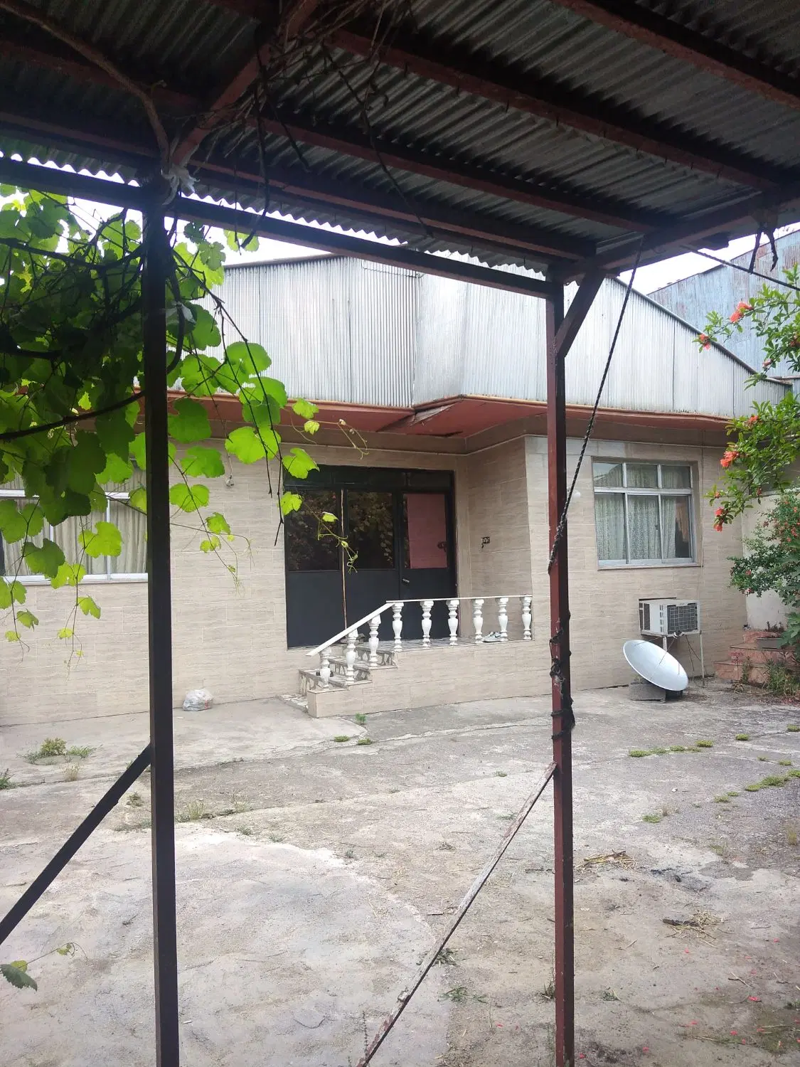 خانه ویلای با حیاط بزرگ