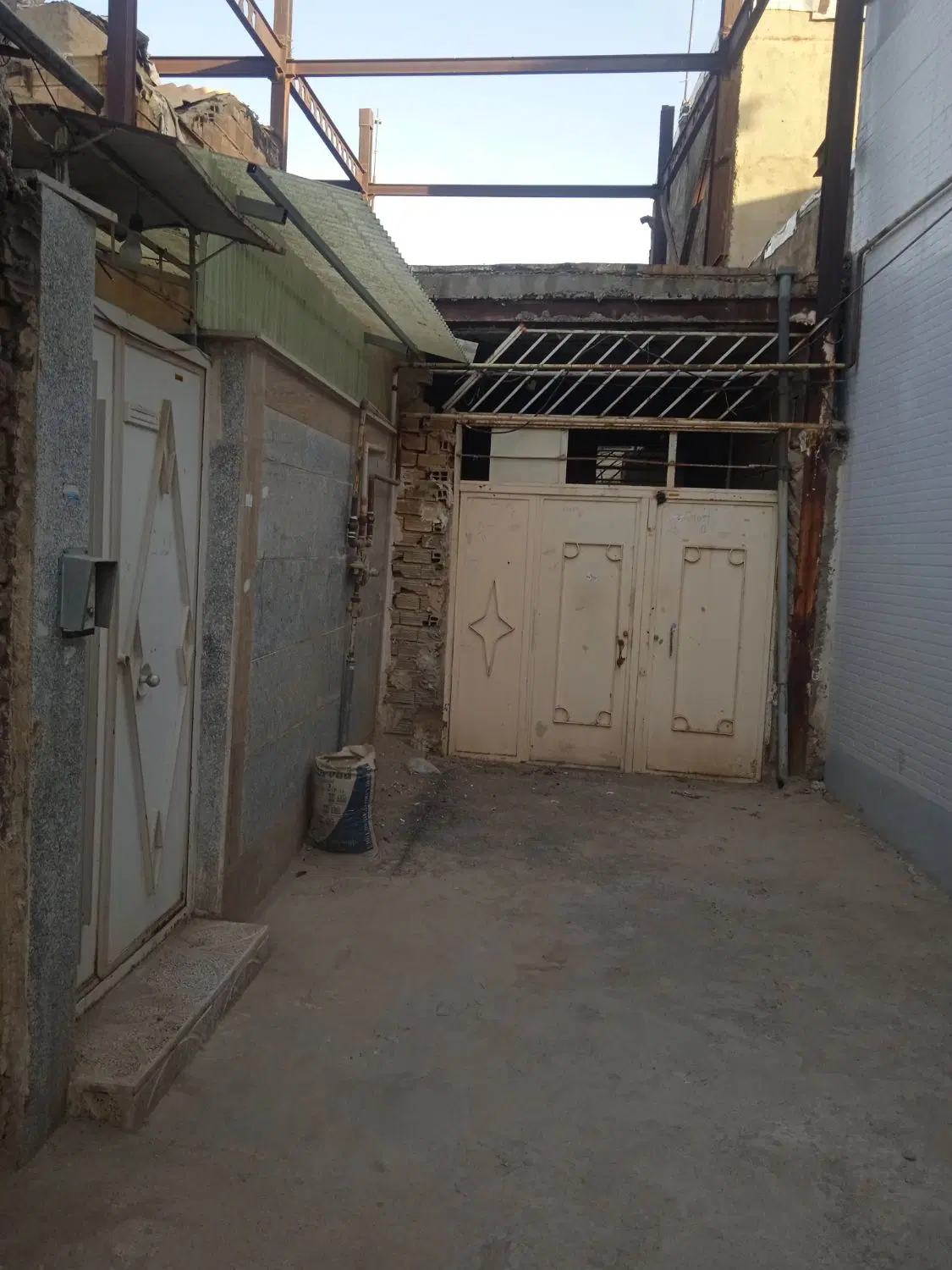 فروش خانه شش دانگ  ته کوچه