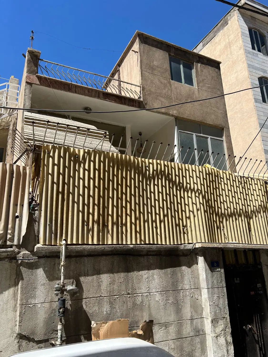 کلنگی مناسب ساخت، کارگاه و سرمایه‌گذاری