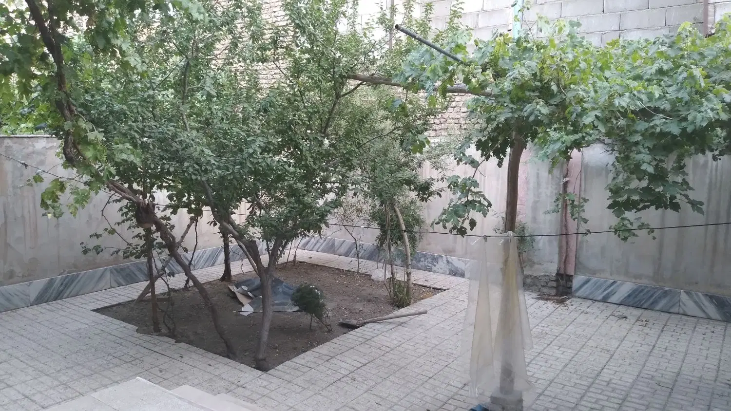 ۱۴۰ متر همکف راه جدا