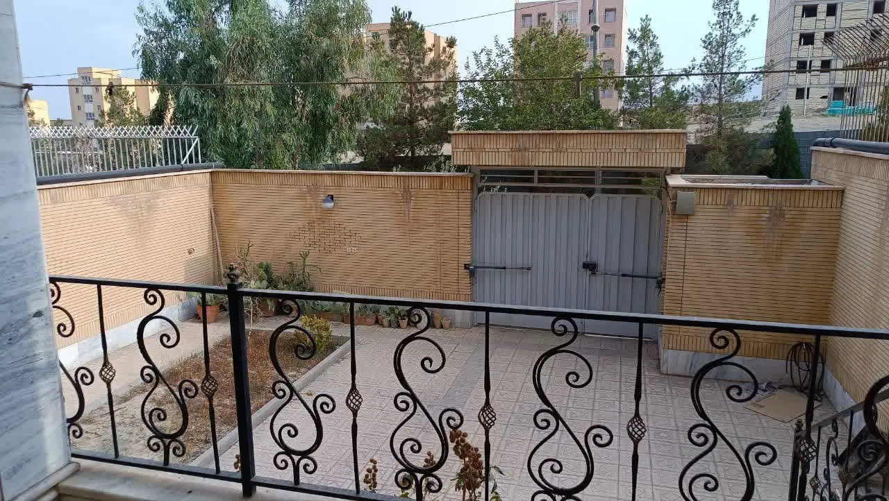 ویلایی سه طبقه کوی سپاهان 273متر+سوئیت مجزا،دوکله