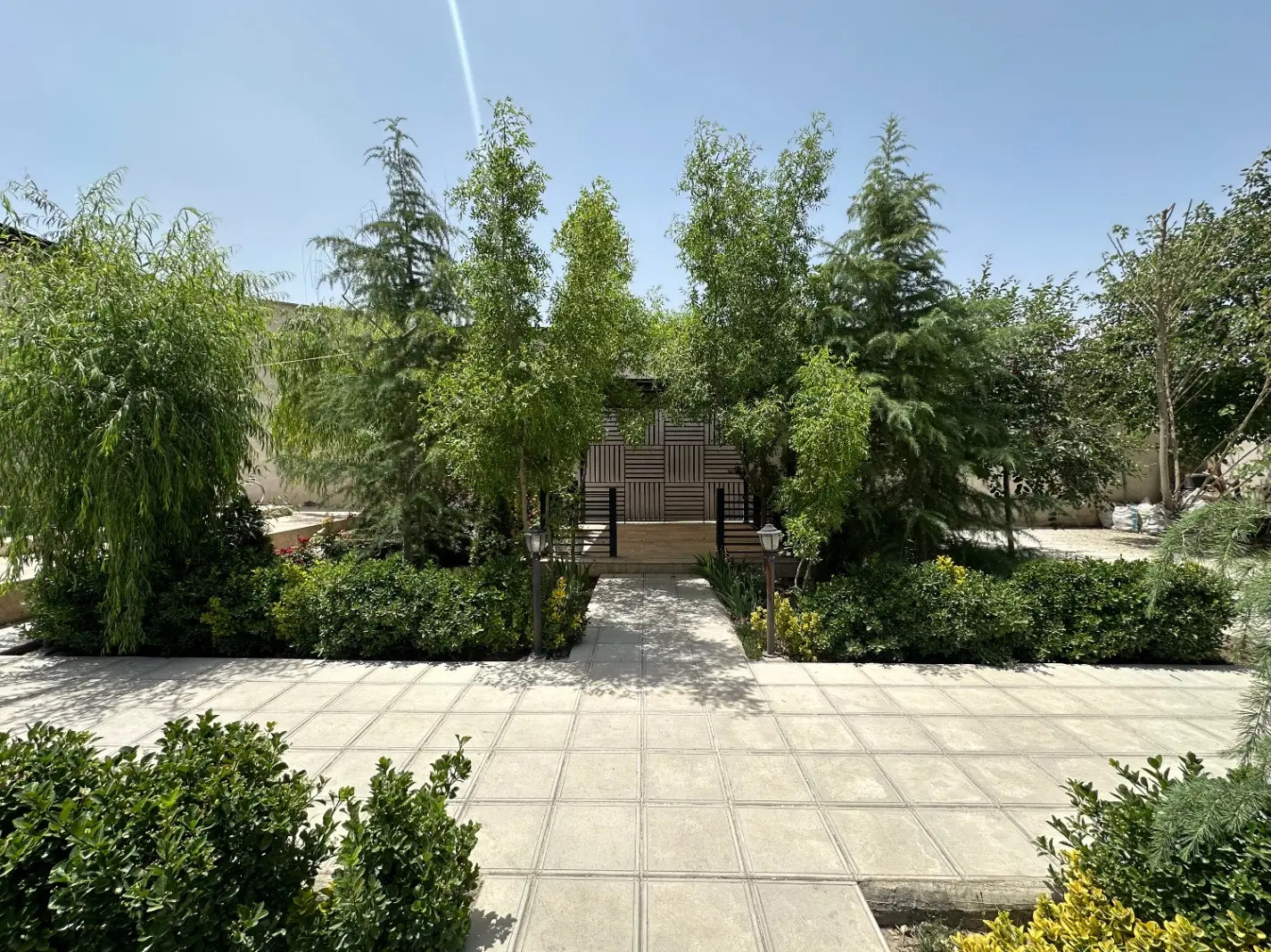 باغ تکمیل رو به رو ناظریه