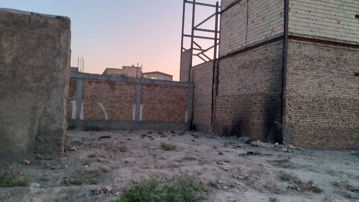 زمین مسکونی پشت آموزشگاه فولادوند