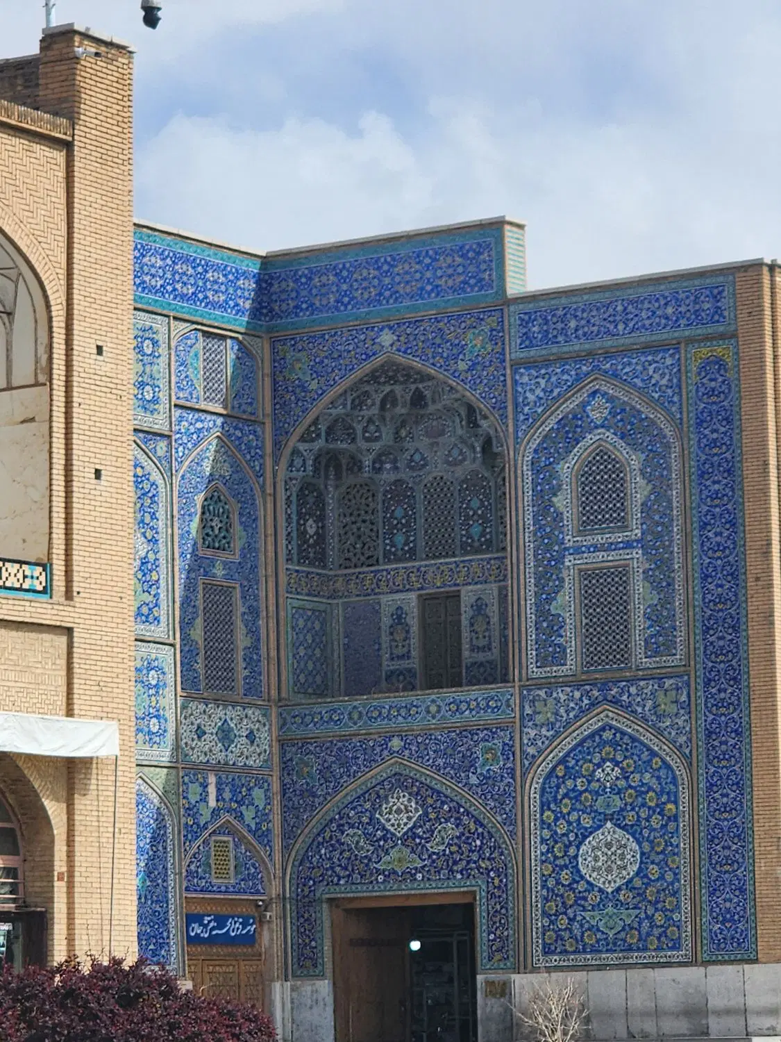 مزایده یک باب گاراژ ۶۰۰ متری ۳ بر بر خیابان رجایی