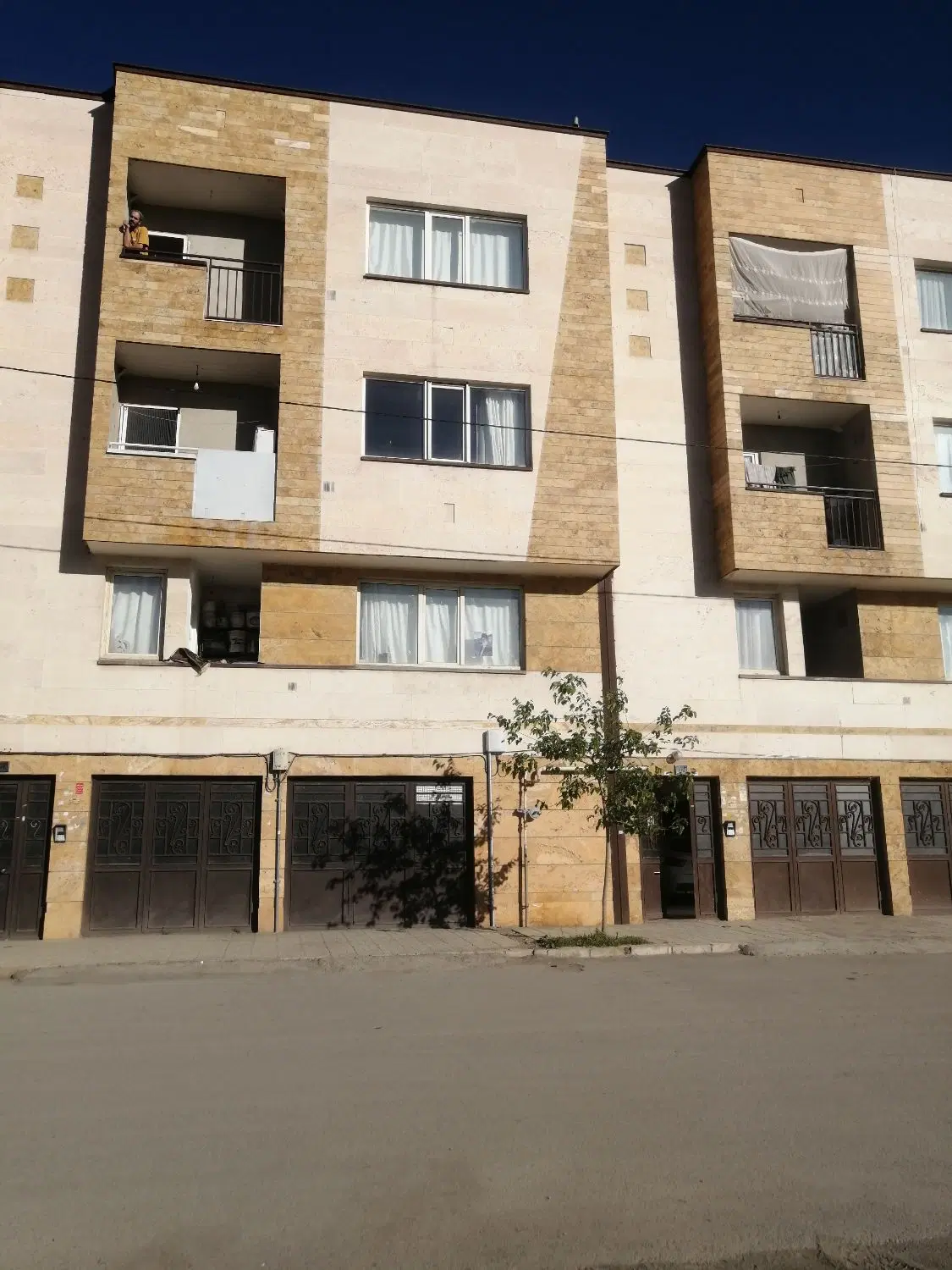آپارتمان دوخوابه شهرک مدنی با تراس 25 متری