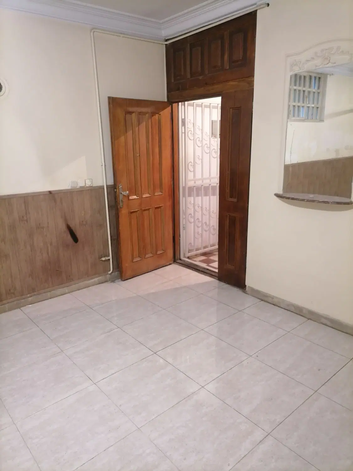 60 متر زیر همکف رو به حیاط