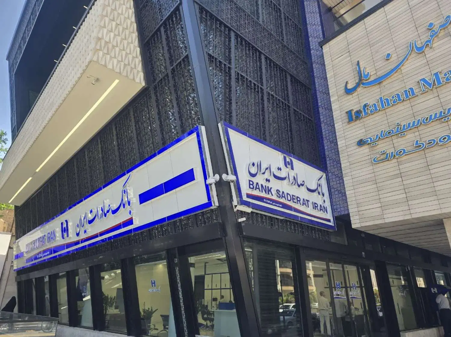 مغازه 44 متری تجاری سر چهارراه آمادگاه اصفهان