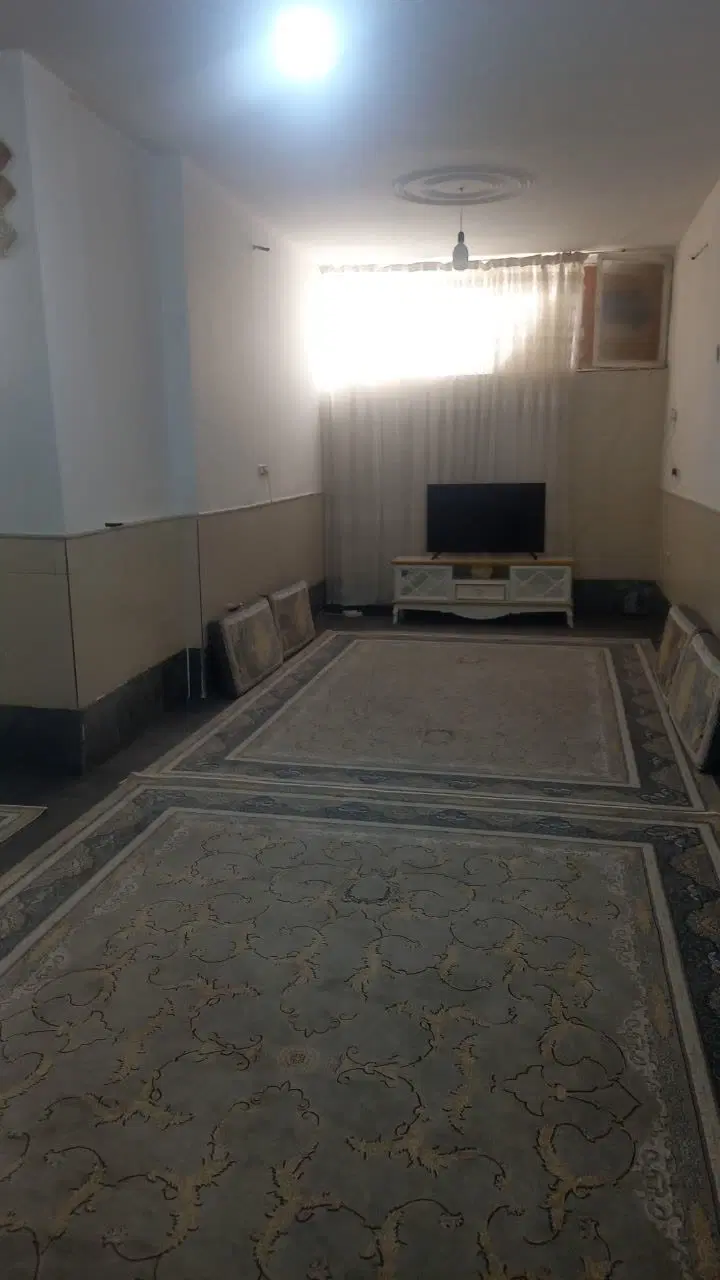 زیرزمین بسیار تمیز و پرنور تازه رنگ شده
