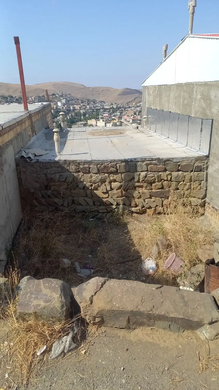 یک باب منزل کلنگی ۱۰۰متر به فروش می‌رود.