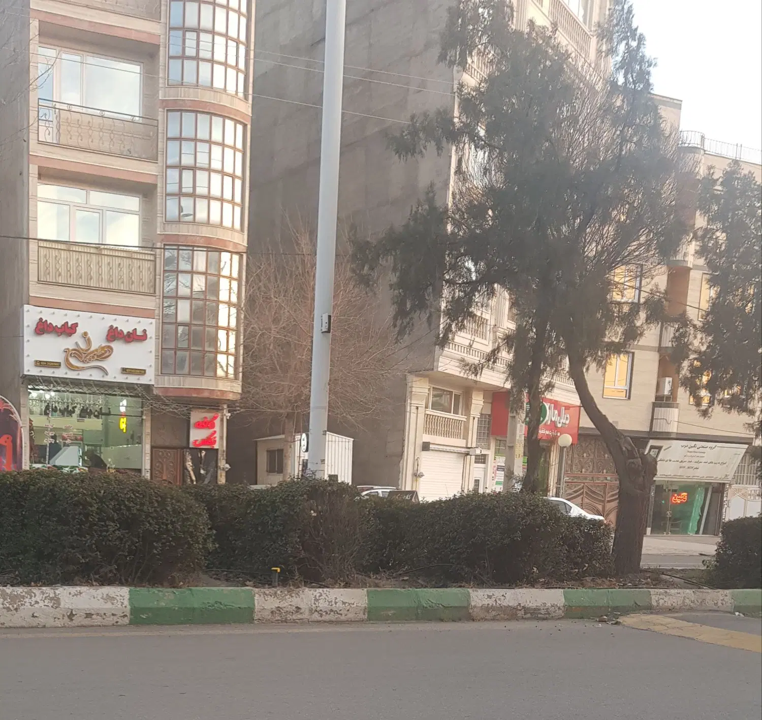 ۱۲۰ متر مغازه با زیر زمین تجاری بر طالقانی شمالی