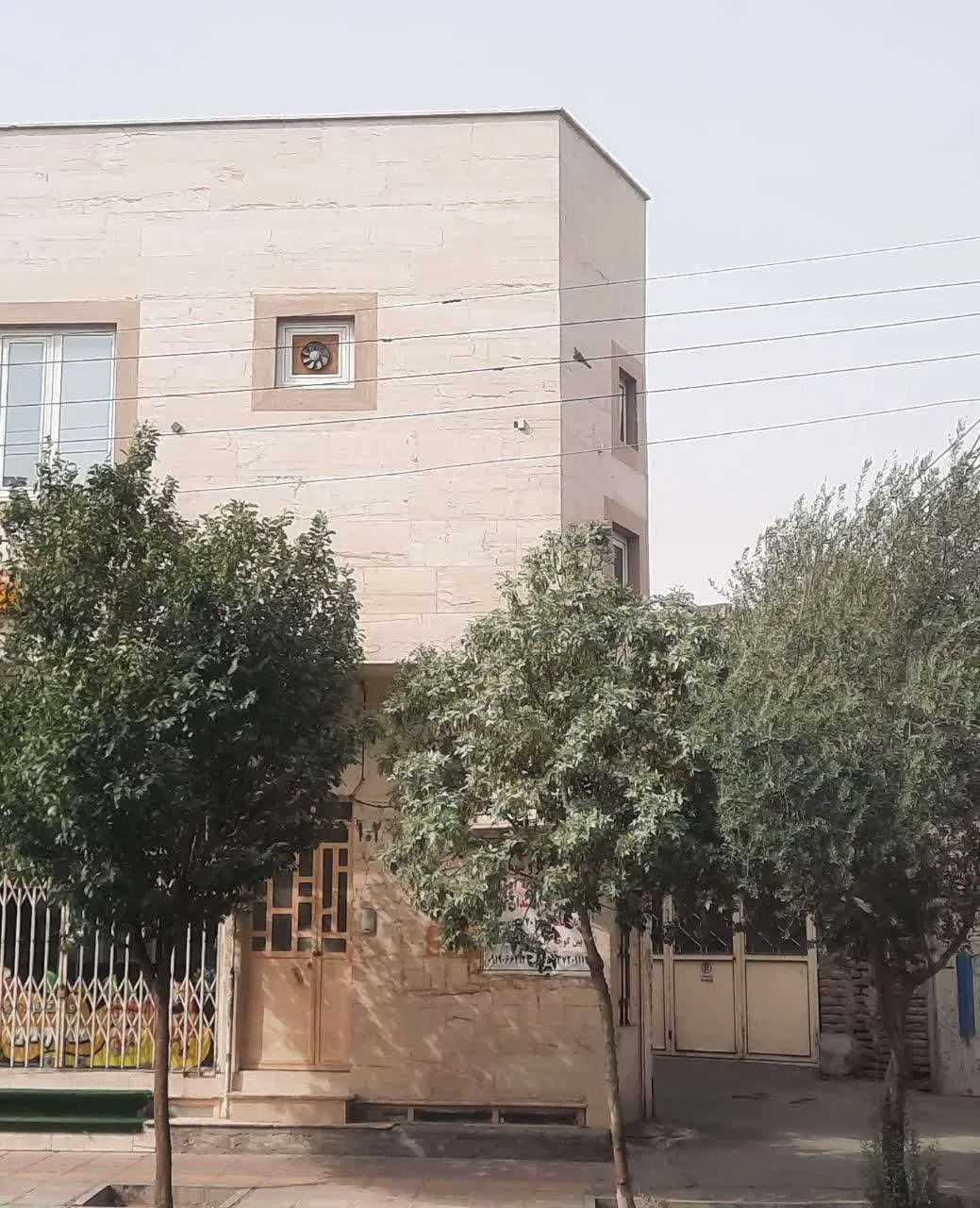 اجاره طبقه بالا بر خیابان آذر