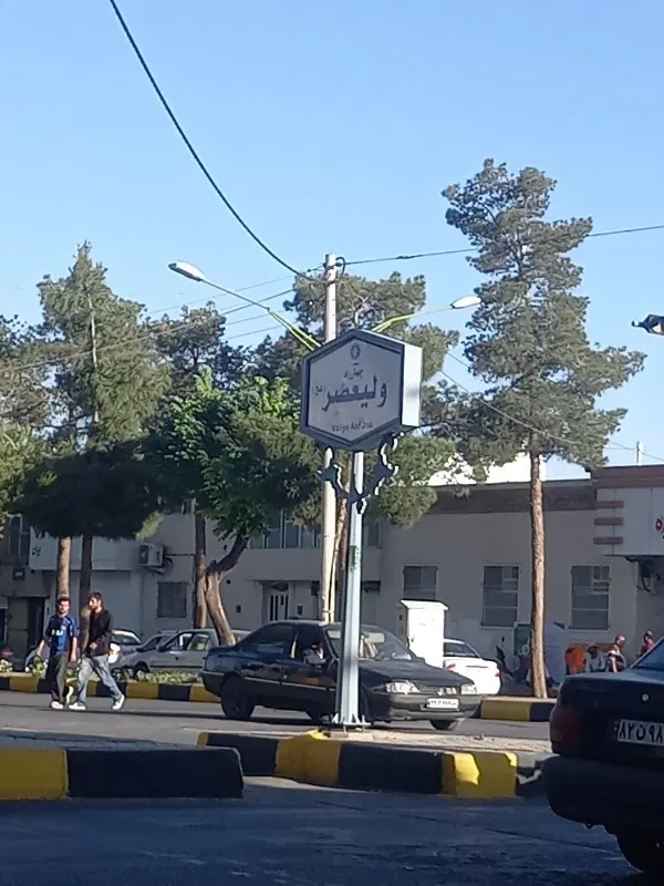 منزل ۳۰۰متری جنوبی ابتدای چهارراه دوم