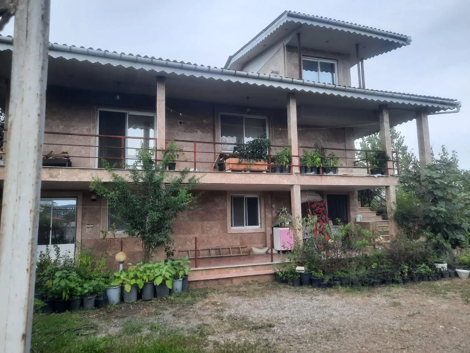 خانه ویلایی ۴۰۰ متر زمین،۳۵۰ متر بنا ب همراه سند